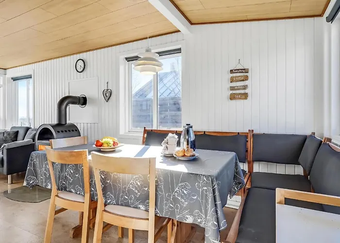 2 Bedroom Beautiful In Дом отдыха