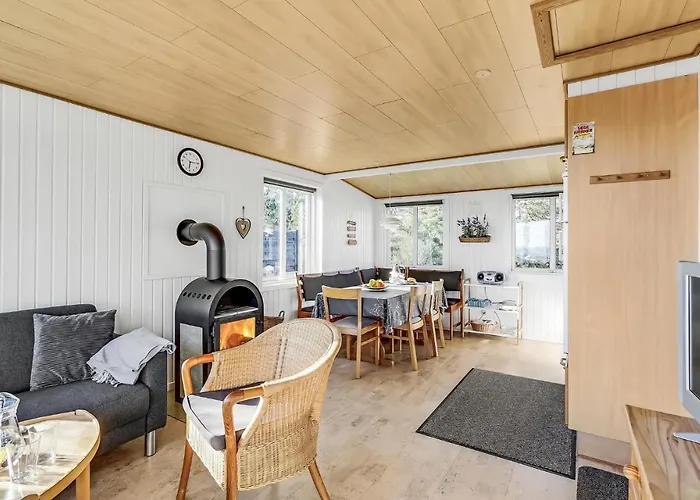 2 Bedroom Beautiful In Дом отдыха *